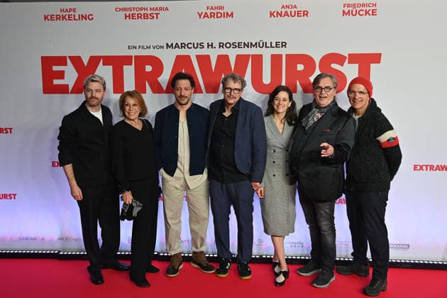 v.li:Friedrich MUECKE (Schauspieler), Gaby DOHM (Schauspielerin), Fahri YARDIM (Schauspieler), ,Marcus H.ROSENMUELLER (Regisseur), Anja KNAUER (Schauspielerin), Hape KERKELING (Schauspieler) Christoph Maria HERBST (Schauspieler). Premiere EXTRAWURST am 08.01.2026 im Mathaeser Kino in Muenchen.