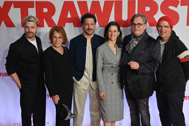 v.li:Friedrich MUECKE (Schauspieler), Gaby DOHM (Schauspielerin), Fahri YARDIM (Schauspieler), ,Marcus H.ROSENMUELLER (Regisseur), Anja KNAUER (Schauspielerin), Hape KERKELING (Schauspieler) Christoph Maria HERBST (Schauspieler). Premiere EXTRAWURST am 08.01.2026 im Mathaeser Kino in Muenchen.