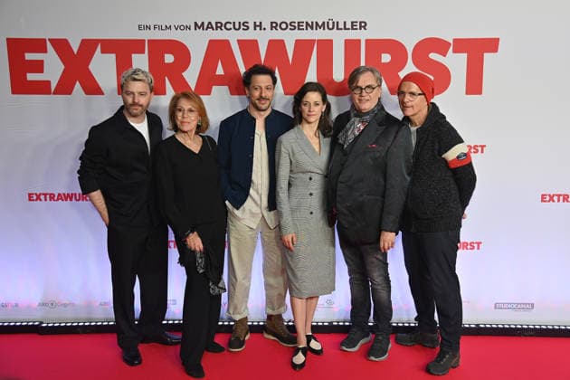 v.li:Friedrich MUECKE (Schauspieler), Gaby DOHM (Schauspielerin), Fahri YARDIM (Schauspieler), ,Marcus H.ROSENMUELLER (Regisseur), Anja KNAUER (Schauspielerin), Hape KERKELING (Schauspieler) Christoph Maria HERBST (Schauspieler). Premiere EXTRAWURST am 08.01.2026 im Mathaeser Kino in Muenchen. *** from left Friedrich MUECKE actor , Gaby DOHM actress , Fahri YARDIM actor , ,Marcus H ROSENMUELLER director , Anja KNAUER actress , Hape KERKELING actor Christoph Maria HERBST actor Premiere EXTRAWURST on 08 01 2026 at the Mathaeser cinema in Munich