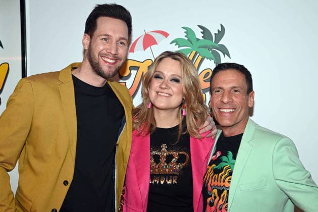v.l. Sven KROLL, Moderator, Lisa FELLER, Comedian, Harald REITINGER, Produzent, Roter Teppich, Red Carpet Show, Ankunft, arrival, Premiere des Musicals MALLE OLE - das Musical das ballert ! am 08.01.2026 im Theater a Marientor, Duisburg