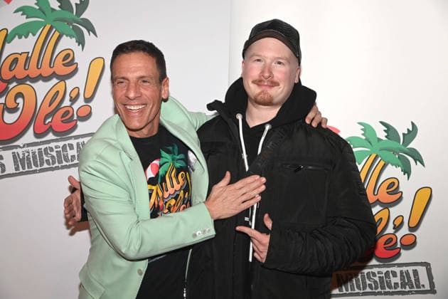 v.l. Harald REITINGER, Produzent, Art GARFUNKEL JR., Saenger, Roter Teppich, Red Carpet Show, Ankunft, arrival, Premiere des Musicals MALLE OLE - das Musical das ballert ! am 08.01.2026 im Theater a Marientor, Duisburg