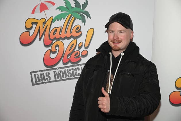 Art GARFUNKEL JR., Saenger, Roter Teppich, Red Carpet Show, Ankunft, arrival, Premiere des Musicals MALLE OLE - das Musical das ballert ! am 08.01.2026 im Theater a Marientor, Duisburg
