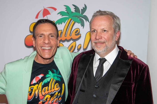 v.l. Harald REITINGER, Produzent, Sven-Oliver MUELLER, Müller, Autor, Roter Teppich, Red Carpet Show, Ankunft, arrival, Premiere des Musicals MALLE OLE - das Musical das ballert ! am 08.01.2026 im Theater a Marientor, Duisburg