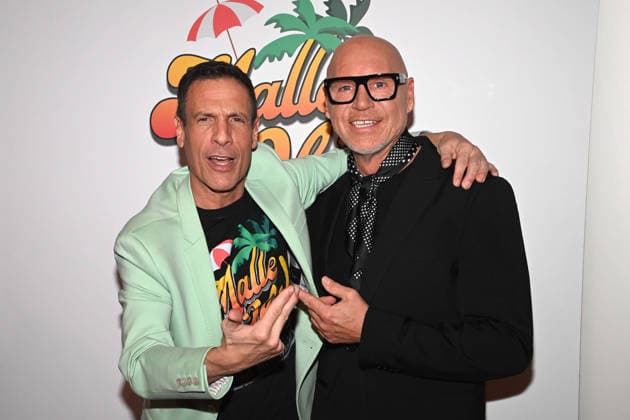 v.l. Harald REITINGER, Produzent, Olaf HENNING, Schlagersaenger, Roter Teppich, Red Carpet Show, Ankunft, arrival, Premiere des Musicals MALLE OLE - das Musical das ballert ! am 08.01.2026 im Theater a Marientor, Duisburg