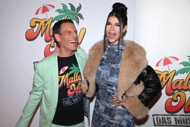 Harald REITINGER, Produzent, Micaela SCHAEFER, Schäfer, Model, Roter Teppich, Red Carpet Show, Ankunft, arrival, Premiere des Musicals MALLE OLE - das Musical das ballert ! am 08.01.2026 im Theater a Marientor, Duisburg