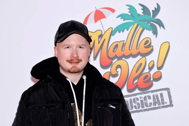 Sänger Art Garfunkel Jr. bei der Premiere des Mallorca-Musicals Malle Ole - das Musical, das ballert! im Theater am Marientor. Duisburg, 08.01.2026 NRW Deutschland Copyright: xChristophxHardtx