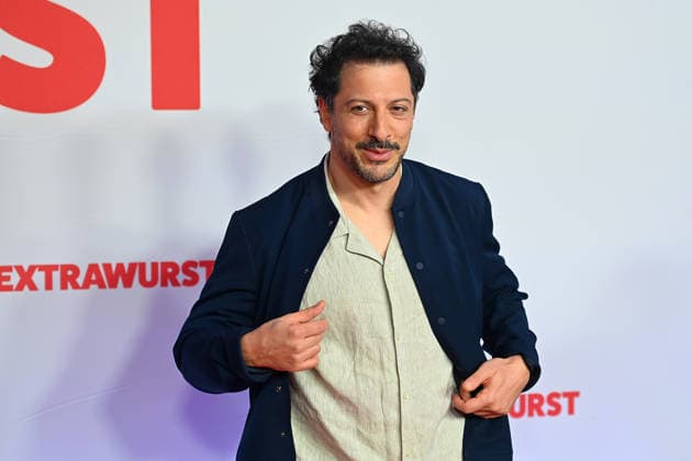 Fahri YARDIM (Schauspieler), Einzelbild,angeschnittenes Einzelmotiv,Halbfigur,halbe Figur, Premiere EXTRAWURST am 08.01.2026 im Mathaeser Kino in Muenchen.