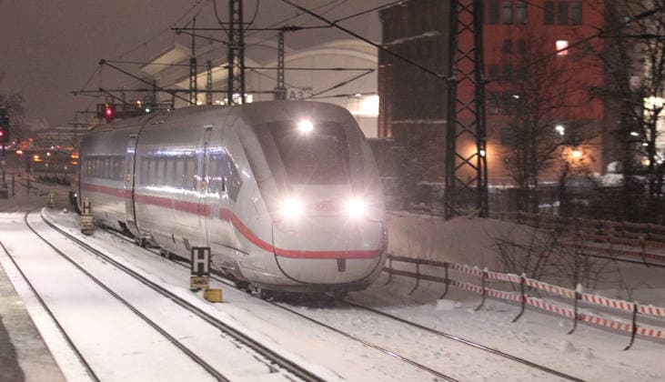 Ein Intercity-Express (ICE) der Deutschen Bahn fährt im Schneetreiben während des Sturmtiefs Elli an der Haltestelle Sternschanze vorbei. Sternschanze Hamburg