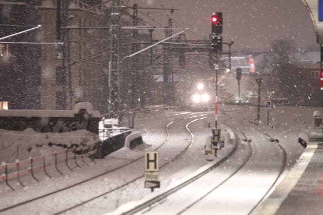 Ein Regionalzug der Deutschen Bahn fährt im Schneetreiben während des Sturmtiefs Elli in Richtung der Haltestelle Sternschanze. Sternschanze Hamburg