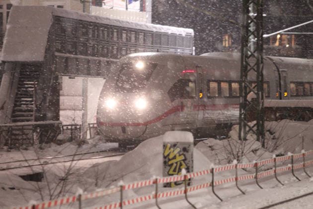 Ein Intercity-Express (ICE) der Deutschen Bahn fährt im Schneetreiben während des Sturmtiefs Elli an der Haltestelle Sternschanze vorbei. Sternschanze Hamburg