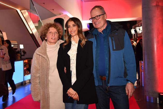 Cathy Hummels mit ihrer Mutter Marion Fischer und Vater Alfred Fischer bei der Extrawurst Filmpremiere im Mathaeser Filmpalast in Muenchen am 8.01.2026 in Muenchen Extrawurst Filmpremiere in Muenchen
