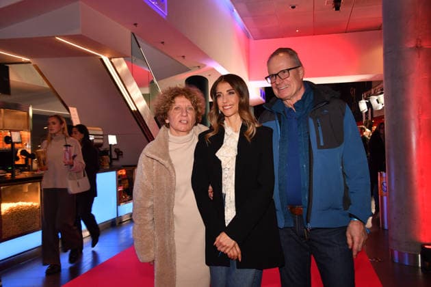 Cathy Hummels mit ihren Eltern Premiere Extrawurst Mathäser Filmpalast München 08. Januar 2026