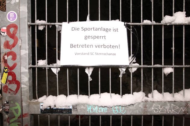 Am Zaun des Fußball-Kunstrasenplatz des Bezirksligisten SC Sternschanze ist ein Schild angebracht worden, das im Namen des Vorstandes darauf hinweist, dass die Sportanlage gesperrt ist. Der Hamburger Fußball-Verband (HFV) hat wegen der Witterungsbedingungen - verursacht durch das Sturmtief Elli - für das kommende Wochenende eine Generalabsage aller Spiele in der Hansestadt im Freien und in der Halle veranlasst. Sternschanze Hamburg