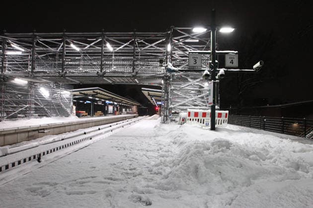 Mit Schnee bedeckter Bahnsteig des U-Bahnhofs Saarlandstraße während des Sturmtiefs Elli. Barmbek Hamburg