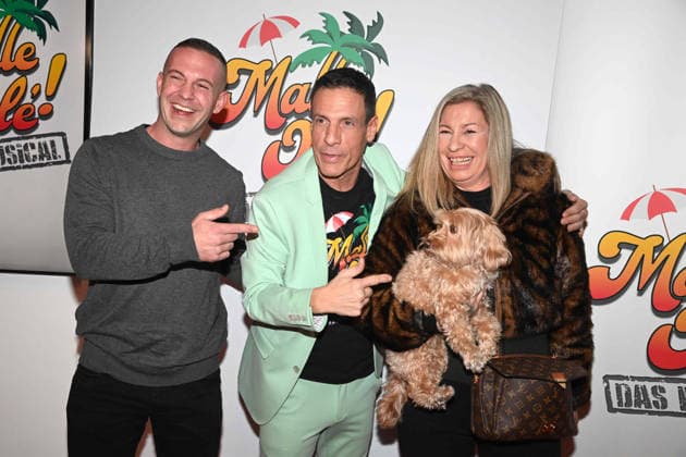 MEL und ADDI, Melanie und Adrian, TV Darsteller, Die Auswanderer, Mitte: Harald REITINGER, Produzent, Roter Teppich, Red Carpet Show, Ankunft, arrival, Premiere des Musicals MALLE OLE - das Musical das ballert ! am 08.01.2026 im Theater a Marientor, Duisburg