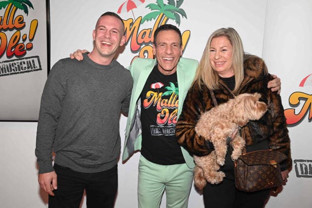 MEL und ADDI, Melanie und Adrian, TV Darsteller, Die Auswanderer, Mitte: Harald REITINGER, Produzent, Roter Teppich, Red Carpet Show, Ankunft, arrival, Premiere des Musicals MALLE OLE - das Musical das ballert ! am 08.01.2026 im Theater a Marientor, Duisburg