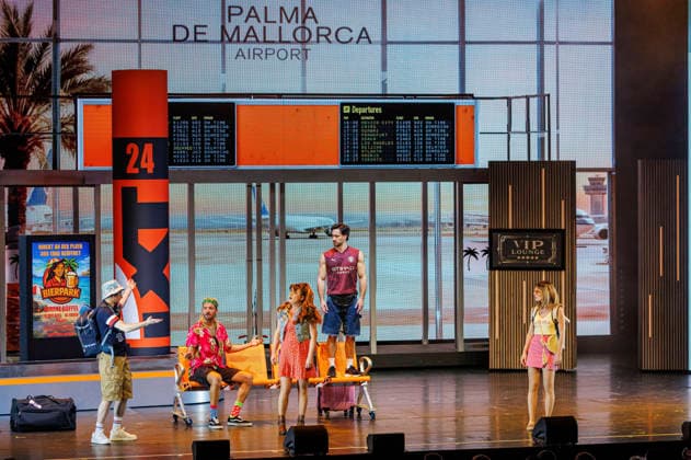 Musicaldarsteller bei der Weltpremiere des Musicals Malle OlÃ - das Musical, das ballert im Theater am Marientor. Duisburg, 08.01.2026