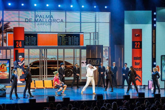 Musicaldarsteller bei der Weltpremiere des Musicals Malle OlÃ - das Musical, das ballert im Theater am Marientor. Duisburg, 08.01.2026