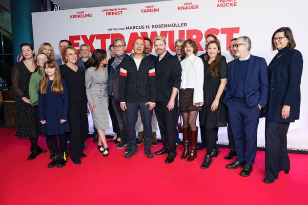 Friedrich Mücke, Gaby Dohm, Fahri Yardim, Marcus H. Rosenmüller, Anja Knauer, Hape Kerkeling und Christoph Maria Herbst mit Cast und Team bei der Premiere des Kinofilms Extrawurst im Mathäser Filmpalast. München, 08.01.2026