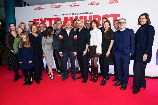 Friedrich Mücke, Gaby Dohm, Fahri Yardim, Marcus H. Rosenmüller, Anja Knauer, Hape Kerkeling und Christoph Maria Herbst mit Cast und Team bei der Premiere des Kinofilms Extrawurst im Mathäser Filmpalast. München, 08.01.2026