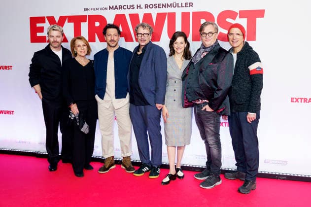 Friedrich Mücke, Gaby Dohm, Fahri Yardim, Marcus H. Rosenmüller, Anja Knauer, Hape Kerkeling und Christoph Maria Herbst bei der Premiere des Kinofilms Extrawurst im Mathäser Filmpalast. München, 08.01.2026