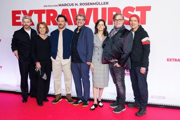 Friedrich Mücke, Gaby Dohm, Fahri Yardim, Marcus H. Rosenmüller, Anja Knauer, Hape Kerkeling und Christoph Maria Herbst bei der Premiere des Kinofilms Extrawurst im Mathäser Filmpalast. München, 08.01.2026