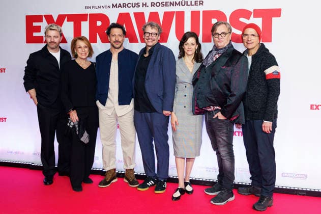 Friedrich Mücke, Gaby Dohm, Fahri Yardim, Marcus H. Rosenmüller, Anja Knauer, Hape Kerkeling und Christoph Maria Herbst bei der Premiere des Kinofilms Extrawurst im Mathäser Filmpalast. München, 08.01.2026