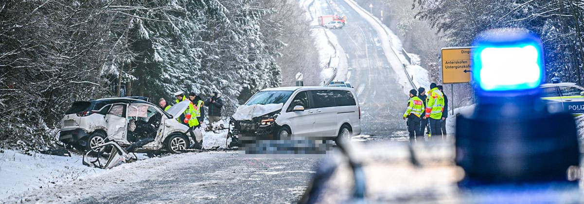 Tödlicher Unfall in Bayern, Ein schwerer Unfall mit tödlichen Verletzungen hat sich am Freitagmorgen auf der Staatsstraße in Untergünzkofen im Markt Reisbach (Landkreis Dingolfing-Landau) ereignet. Zwei Menschen sind gestorben, wie die Polizei auf Nachfrage mitteilt. In vielen Regionen herrschten am Freitagmorgen gefährliche Straßenverhältnisse. Überfrierende Nässe, leichter Schneefall und Temperaturen um den Gefrierpunkt sorgten stellenweise für Eis- und Schneeglätte, insbesondere auf Neben- und Staatsstraßen. Die Polizei warnte vor spiegelglatten Fahrbahnen, verlängerten Bremswegen und erhöhter Rutschgefahr in den frühen Morgenstunden. Untergünzkofen Baden-Württemberg Deutschland Untergünzkofen *** Fatal accident in Bava Copyright: x xonw-imagesx xJasonxTschepljakowx