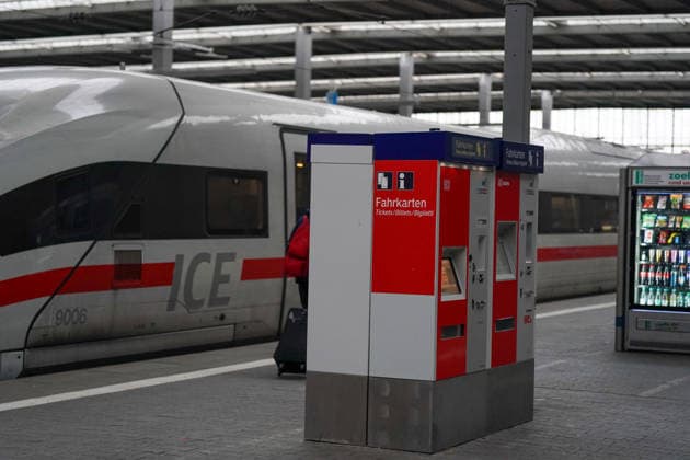 München, Bayern, Deutschland, Europa, Bahnhof, Fahrkarten, Fahrkartenautomat, Deutsche Bahn, ICE, Hochgeschwindigkeitszug, Zugverkehr, Bahnverkehr, Fernverkehr, Wartung, Scheibenreinigung, Servicepersonal, Bahnmitarbeiter, Betriebsablauf, Sicherheit, Infrastruktur, Mobilität, öffentlicher Verkehr, Reisende am Bahnsteig, Pendler, Alltagsszene, Verkehrswende, klimafreundliche Mobilität, Symbolfoto *** Munich, Bavaria, Germany, Europe, train station, tickets, ticket machine, Deutsche Bahn, ICE, high-speed train, train traffic, rail traffic, long-distance traffic, maintenance, window cleaning, service personnel, railroad employees, operating procedures, safety, infrastructure, mobility, public transport, passengers on the platform, comm Copyright: xJOERANxSTEINSIEKx