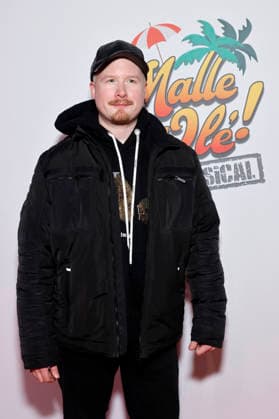 Sänger Art Garfunkel Jr. bei der Premiere des Mallorca-Musicals Malle Ole - das Musical, das ballert! im Theater am Marientor. Duisburg, 08.01.2026 NRW Deutschland Copyright: xChristophxHardtx