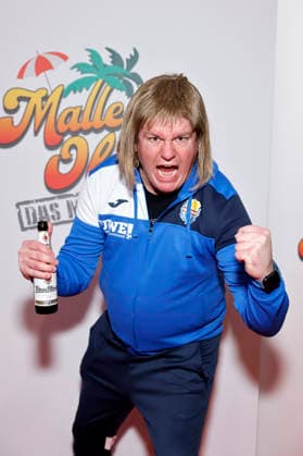 Komiker Thorsten Bär in seiner Rolle als Uwe! Der Kreisligatrainer bei der Premiere des Mallorca-Musicals Malle Ole - das Musical, das ballert! im Theater am Marientor. Duisburg, 08.01.2026 NRW Deutschland Copyright: xChristophxHardtx