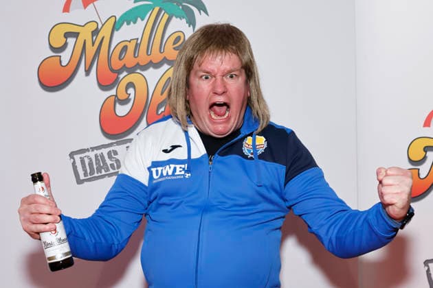 Komiker Thorsten Bär in seiner Rolle als Uwe! Der Kreisligatrainer bei der Premiere des Mallorca-Musicals Malle Ole - das Musical, das ballert! im Theater am Marientor. Duisburg, 08.01.2026 NRW Deutschland Copyright: xChristophxHardtx