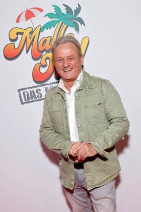 Moderator Uwe Hübner bei der Premiere des Mallorca-Musicals Malle Ole - das Musical, das ballert! im Theater am Marientor. Duisburg, 08.01.2026 NRW Deutschland Copyright: xChristophxHardtx