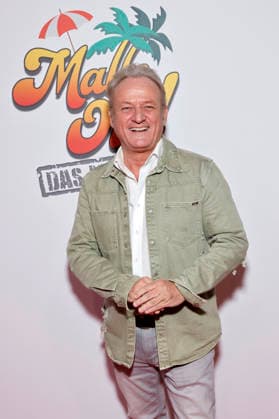 Moderator Uwe Hübner bei der Premiere des Mallorca-Musicals Malle Ole - das Musical, das ballert! im Theater am Marientor. Duisburg, 08.01.2026 NRW Deutschland Copyright: xChristophxHardtx