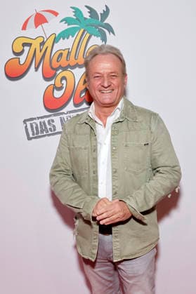 Moderator Uwe Hübner bei der Premiere des Mallorca-Musicals Malle Ole - das Musical, das ballert! im Theater am Marientor. Duisburg, 08.01.2026 NRW Deutschland Copyright: xChristophxHardtx