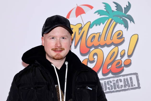Sänger Art Garfunkel Jr. bei der Premiere des Mallorca-Musicals Malle Ole - das Musical, das ballert! im Theater am Marientor. Duisburg, 08.01.2026 NRW Deutschland Copyright: xChristophxHardtx