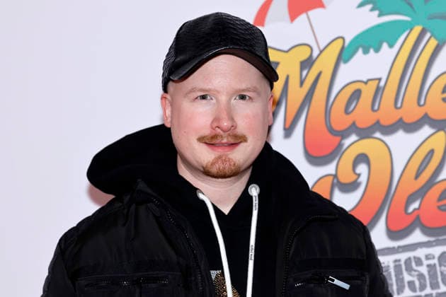 Sänger Art Garfunkel Jr. bei der Premiere des Mallorca-Musicals Malle Ole - das Musical, das ballert! im Theater am Marientor. Duisburg, 08.01.2026 NRW Deutschland Copyright: xChristophxHardtx