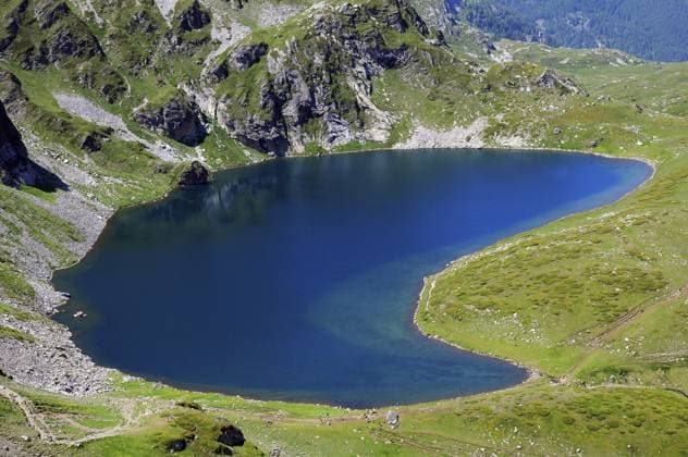 Der Gletschersee Babreka (Niere) und seine steilen, felsigen Ufer im Rila Nationalpark in Bulgarien The Babreka (Kidney) glacial lake and its steep cliffy shores in the Rila national park in Bulgaria Copyright: imageBROKER vicspacewalker ibxiqx15889279.jpg