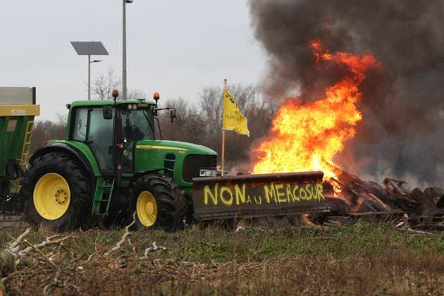 Blocage sur lA2 des agriculteurs social PHOTOPQR VOIX DU NORD Thierry Thorel 09 01 2026 Crespin , le 09 janvier 2026 Blockage de lautoroute A2 par les agriculteurs belges et les francaispour denoncer laccord du Mercosur Photo Thierry Thorel La Voix du Nord Crespin, January 9, 2026 Belgian and French farmers block the A2 motorway to protest the Mercosur agreement Hauts de France France  Copyright: xPHOTOPQR VOIXxDUxNORD MAXPPPxThierryxThorelx 20260109VDN9360 20260109VDN9360
