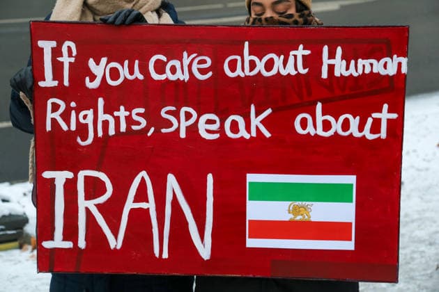 Berlin, Deutschland, Europa, 09.01.2026, Kundgebung, Demonstration der iranischen Diaspora vor dem Auswärtigen Amt, Werderscher Markt, Reza Pahlavi, Opposition, Symbolfigur der Exilbewegung, Protest gegen iranisches Regime, Mullah-Herrschaft, politische Repression, Menschenrechte, Freiheitsbewegung, Regimekritik, politische Veränderung im Iran, Slogans Pahlavi kehrt zurück, Fahnen, Transparente, Portraits, internationale Aufmerksamkeit, Außenpolitik, Nahostpolitik, Berlin *** Berlin, Germany, Europe, 09 01 2026, rally, demonstration of the Iranian diaspora in front of the Foreign Office, Werderscher Markt, Reza Pahlavi, opposition, symbolic figure of the exile movement, protest against Iranian regime, mullah rule, political re Copyright: xAlonxDavidx