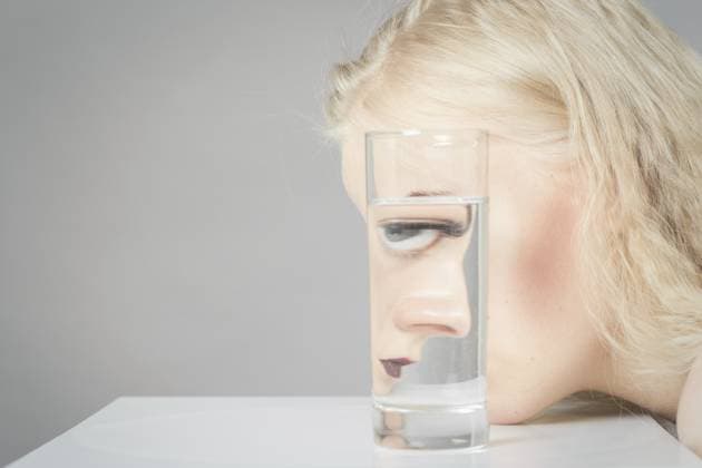 Trauriges Mädchenprofil und Glas mit Wasser auf grauem Hintergrund mit Kopierraum Sad girl profile and glass with water on gray background with copy space Copyright: imageBROKER A.Tugolukov ibxiqx15940283.jpg ,model released, Symbolfoto ,property released