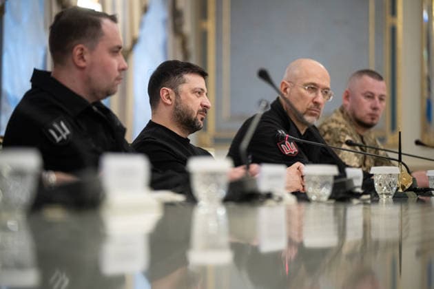 Head of the Office of the President of Ukraine Kyrylo Budanov, President of Ukraine Volodymyr Zelenskyy, Minister of Defence of Ukraine Denys Shmyhal and Deputy Head of the Office of the President of Ukraine Pavlo Palisa (L to R) attend a meeting with UK Secretary of State for Defence John Healey in Kyiv, Ukraine, on January 9, 2026. (Photo by Danylo Antoniuk Ukrinform) Ukrainian President meets UK Secretary of State for Defence in Kyiv  Copyright: xDanyloxAntoniukx