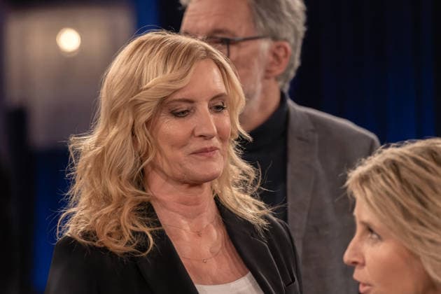 Kölner Treff am 09. Januar 2026. Im Bild die Fernsehmoderatorin Claudia Kleinert. Im Hintergrund unscharf angeschnitten Wolfgang Trepper, im Vordergrund unscharf angeschnitten Gestgeberin Susann Link. Die Gastgebenden Susan Link und Micky Beisenherz befragen ihre Gäste auf ihre eigene Art mit spannenden Ergebnissen. Köln Nordrhein-Westfalen Deutschland