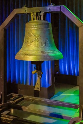 Kölner Treff am 09. Januar 2026. Im Bild die Peace-Bell, eine Friedensglocke. Der Musiker und Songwriter Michael Patrick Kelly hat eine solche Glocke aus eingeschmolzenen Waffen herstellen lassen. Als Klöppel fungiert ein (ausgemustertes) Nato-Gewehr G3. Kelly hat damit einen Prozess umgekehrt, wonach zu Kriegszwecken hunderttausende Kirchenglocken für die Produktion von Waffen eingeschmolzen worden waren. Die Gastgebenden Susan Link und Micky Beisenherz befragen ihre Gäste auf ihre eigene Art mit spannenden Ergebnissen. Köln Nordrhein-Westfalen Deutschland