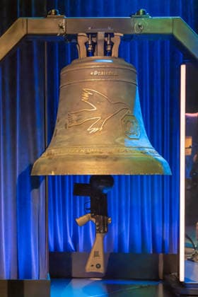 Kölner Treff am 09. Januar 2026. Im Bild die Peace-Bell, eine Friedensglocke. Der Musiker und Songwriter Michael Patrick Kelly hat eine solche Glocke aus eingeschmolzenen Waffen herstellen lassen. Als Klöppel fungiert ein (ausgemustertes) Nato-Gewehr G3. Kelly hat damit einen Prozess umgekehrt, wonach zu Kriegszwecken hunderttausende Kirchenglocken für die Produktion von Waffen eingeschmolzen worden waren. Die Gastgebenden Susan Link und Micky Beisenherz befragen ihre Gäste auf ihre eigene Art mit spannenden Ergebnissen. Köln Nordrhein-Westfalen Deutschland