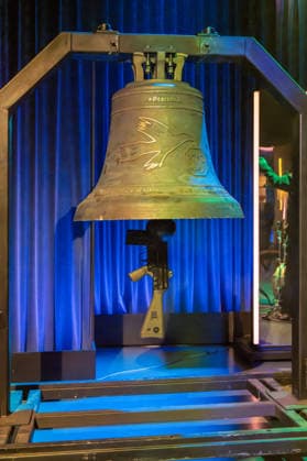 Kölner Treff am 09. Januar 2026. Im Bild die Peace-Bell, eine Friedensglocke. Der Musiker und Songwriter Michael Patrick Kelly hat eine solche Glocke aus eingeschmolzenen Waffen herstellen lassen. Als Klöppel fungiert ein (ausgemustertes) Nato-Gewehr G3. Kelly hat damit einen Prozess umgekehrt, wonach zu Kriegszwecken hunderttausende Kirchenglocken für die Produktion von Waffen eingeschmolzen worden waren. Die Gastgebenden Susan Link und Micky Beisenherz befragen ihre Gäste auf ihre eigene Art mit spannenden Ergebnissen. Köln Nordrhein-Westfalen Deutschland