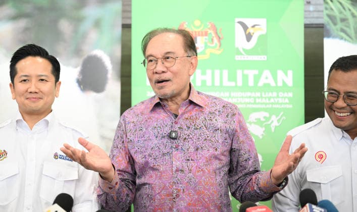 (260110) -- KUALA LUMPUR, Jan. 10, 2026 -- Malaysian Prime Minister Anwar Ibrahim speaks to the media at Zoo Negara in Selangor, Malaysia, on Jan. 10, 2026. China s giant pandas Chenxing and Xiaoyue, currently on loan to Malaysia, officially met the public here on Saturday. TO GO WITH New giant panda couple makes public debut in Malaysia ) MALAYSIA-KUALA LUMPUR-GIANT PANDAS-PUBLIC DEBUT ChengxYiheng 