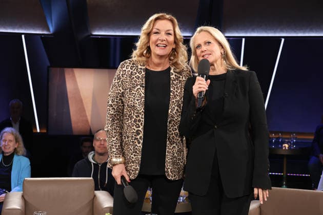Bettina Tietjen und Barbara Schöneberger moderieren die NDR Talk Show am 9.1.2026, Fototermin vor der Sendung im 3. Programm des NDR Fernsehen im Fernsehstudio Hamburg Lokstedt