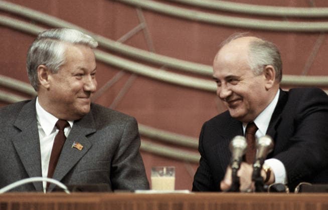 GORBACHEV YELTSIN CONFERENCE 24863 10.06.1990 U.S.S.R. President Mikhail Gorbachev (right), Secretary-General of the Soviet Communist Party, and Boris Yeltsin (left), Chairman of the Supreme Council of the R.S.F.S.R., talking on the platform of the Russian Party Conference. Palladin Leonid Sputnik Moscow Russia  Copyright: xPalladinxLeonidx