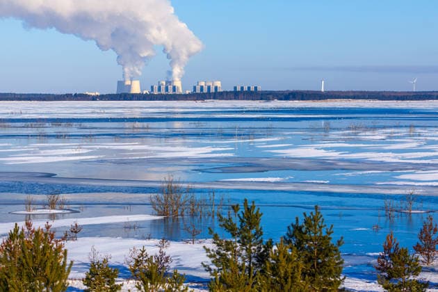 Winterwetter in Brandenburg DEU Deutschland Brandenburg Cottbus, 10.01.2026, Winter am Cottbuser Ostsee, Kraeftige Schneefaelle des Winter-Sturmtiefs Elli haben die Lausitz und die Stadt Cottbus mit dem Cottbuser Ostsee in eine eisige, verschneite Winterlandschaft verwandelt. Blick ueber den teilweise zugefrorenen Cottbuser Ostsee. *** Winter weather in Brandenburg DEU Germany Brandenburg Cottbus, 10 01 2026, Winter at Cottbuser Ostsee, Heavy snowfalls from winter storm Elli have transformed Lusatia and the city of Cottbus with Cottbuser Ostsee into an icy, snowy winter landscape View over the partially frozen Cottbuser Ostsee AF_Cottbus_Ostsee_31843